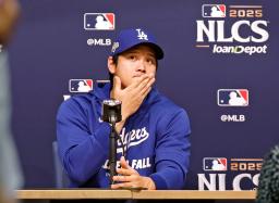 記者会見するドジャース・大谷=15日、ロサンゼルス(共同)