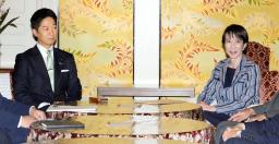 政策協議に臨む自民党の高市総裁(右)と日本維新の会の藤田共同代表=17日午後、国会