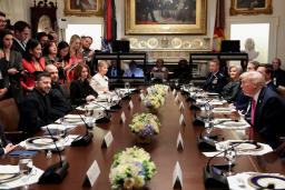 ホワイトハウスで会談する米トランプ大統領(右手前)とウクライナのゼレンスキー大統領(左手前)=17日(ロイター=共同)