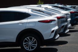 米GMの販売店に並んだ自動車=7月、シカゴ(ゲッティ=共同)