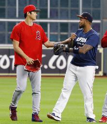 2019年8月、アストロズに移籍したマルドナド捕手(右)に声をかけるエンゼルス・大谷=ヒューストン(共同)