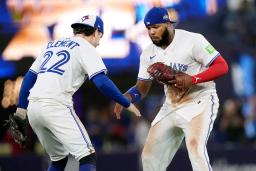 マリナーズに快勝し喜ぶブルージェイズのゲレロ(右)とクレメント=トロント(カナダ通信・AP=共同)