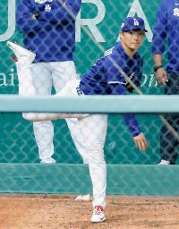 ブルペンで投球するドジャース・山本=ロサンゼルス(共同)