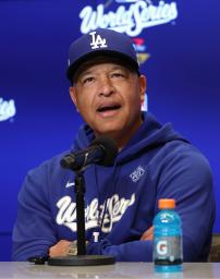 報道陣の取材に応じるドジャースのロバーツ監督=トロント(共同)