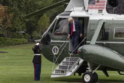 米大統領専用ヘリ、マリーンワンから降りるトランプ大統領=9月、ホワイトハウス南庭(ゲッティ=共同)