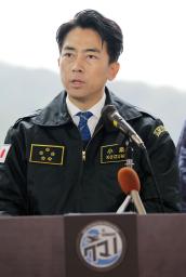 記者会見する小泉防衛相=25日午後、神奈川県の海上自衛隊横須賀基地(代表撮影)
