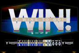 延長18回まで行われたドジャース―ブルージェイズ戦のスコアボード=ロサンゼルス(共同)