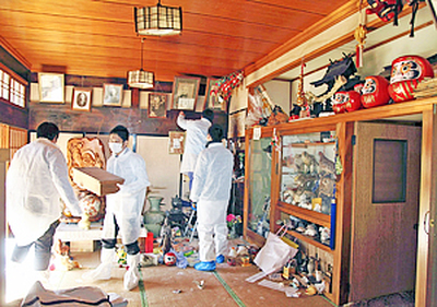 富岡町内の民家から民有文化財を搬出するプロジェクトチームのメンバー＝２０１４年１２月