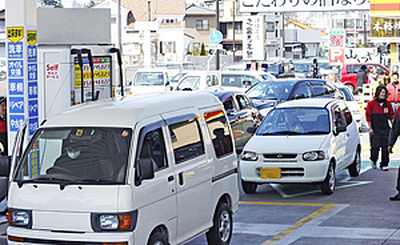 震災直後、ガソリン不足に陥った本県。スタンドには車があふれた＝２０１１年３月１３日、福島市
