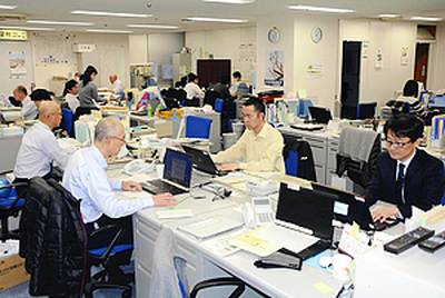 復興庁福島復興局で業務に励む職員ら。復興の加速化に向け、復興庁の在り方が問われている