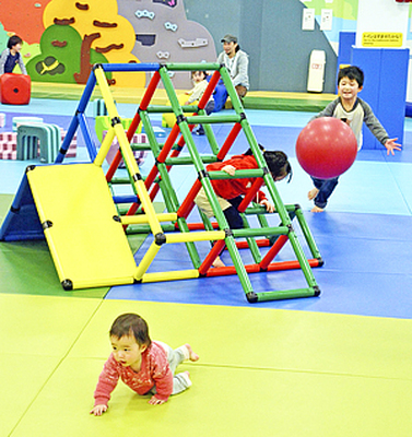 震災後に県内各地に開設された屋内遊び場。子どもたちが元気に体を動かしている