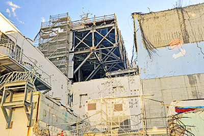 がれきの撤去が行われている３号機の原子炉建屋。通過するバスの中でも毎時４２０マイクロシーベルトが計測された＝２月１７日、東京電力福島第１原発