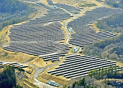 福島空港近くの閉鎖されたゴルフ場跡地を利用して造られた大規模太陽光発電所（メガソーラー）。本県では遊休地の活用が進み、発電量が１０年度末と比べて約１０倍に急拡大している＝２月２７日、須賀川市