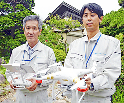 ドローンを活用した復興を模索する斉藤さん（左）と松本さん