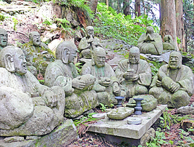 ユニークな羅漢像が並ぶ東堂山満福寺の境内