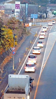 車が列を作った広野町役場前の国道６号＝１１月２２日午前６時１５分ごろ、広野町下浅見川