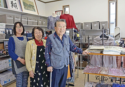 楢葉町で唯一の衣料品店を再開させた（右から）西山さん、イネ子さん、真奈美さん