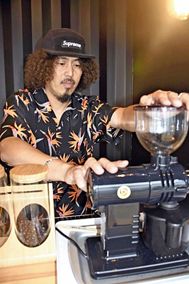 「人々が集い松川浦活性化につながれば」とコーヒーを入れる青木さん