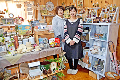 雑貨店とネイルサロンを営む新妻さん（左）と望美さん