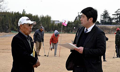 鮫川河川敷公園のパークゴルフ場で林さん（左）から現状を聞く鈴木記者