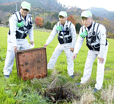 防火水槽の水の残量を調べる（右から）吉田さん、牧野さん、高橋さん＝双葉地域防災パトロール隊