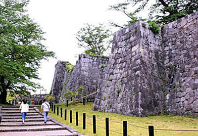 東日本大震災で崩れた部分の修復が完了した小峰城の石垣。芭蕉と曽良が郭内に入ったのかは定かではない