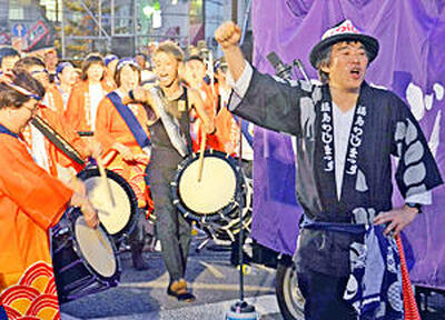 今年刷新された「福島わらじまつり」では、大友さん（右）が編曲した「わらじ音頭」が歌われ、色あせぬ古関メロディーが祭りを包んだ＝３日