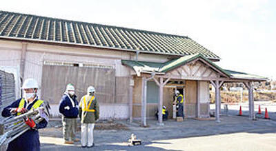 原発事故の影響で劣化した富岡町の夜ノ森旧駅舎。解体され、１００年近くの歴史に幕を閉じた＝２０１９年１月