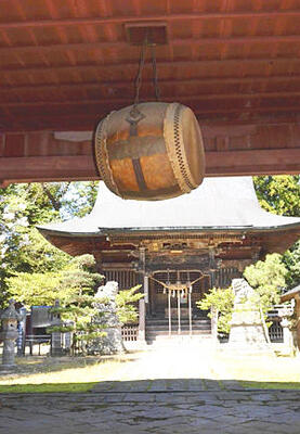 急な石段を登りどりついた田村神社の本殿（奥）。手前は、門のような造りをした神楽殿とつるされた大太鼓