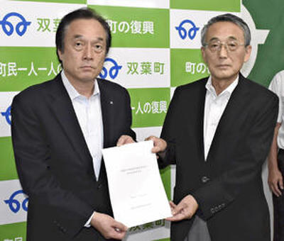 田中委員長から検証結果を受ける伊沢町長（左）