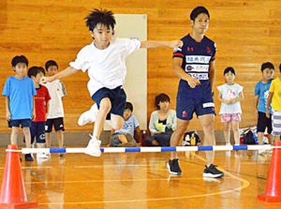鈴木さんの指導を受けながら、ＩＳＡＡの出前講座で運動を楽しむ子どもたち