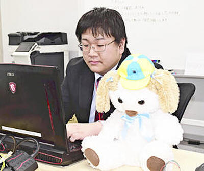 「ＡＩのプログラムを作れる研究者になりたい」と話す大川さん。手前にあるのは介護支援コミュニケーションロボット