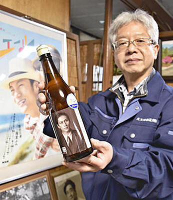 販売を開始した限定ラベルの純米吟醸酒を手にする伊藤社長
