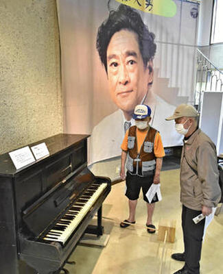 伊藤が使ったとされるピアノなど、貴重な遺品や写真が並ぶ会場