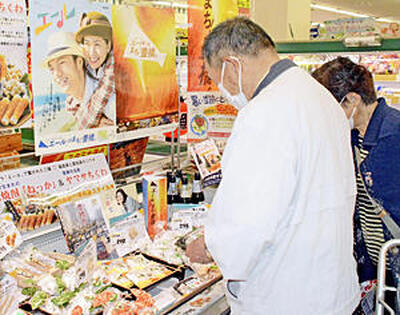 豊橋名産のちくわを販売するコーナー。県内でもひそかに人気となっている＝会津若松市、リオン・ドール滝沢店