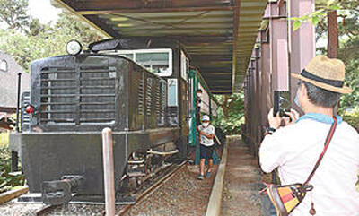緑の村に展示されている沼尻軽便鉄道の車両