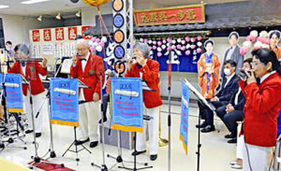 ハーモニカの演奏をする（左から）加藤さん、木村さん、栗花さん、横山さん