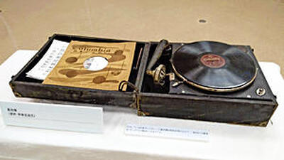展示している蓄音機。昭和初期のものとみられるが、今も動かすことができる