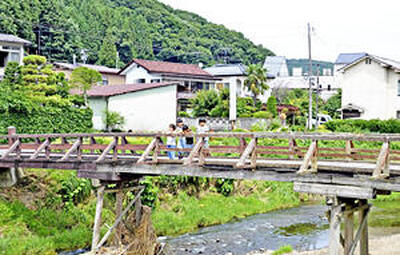 「エデンの東北」に幾度も登場する石川小近くの木橋。完成から６０年を過ぎているが、今も独特な存在感で地元の人々から親しまれている