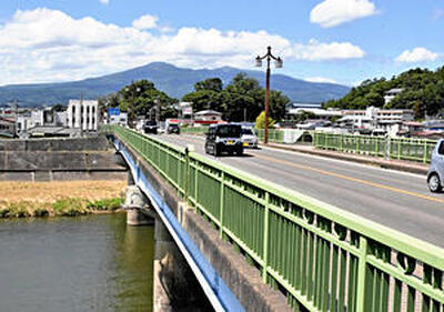 阿武隈川に架かる昭代橋。西側に安達太良山を望むことができ、市民から親しまれている＝本宮市