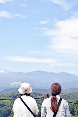 青空とその下にそびえる安達太良山を望む行楽客＝二本松城（霞ケ城）天守台から