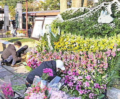 福島駅東口駅前広場にお目見えした古関裕而のフラワーアート