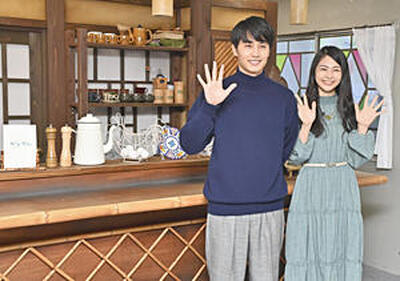 喫茶・バンブーの展示を訪れた中村さんと井上さん＝１０月３０日、福島市