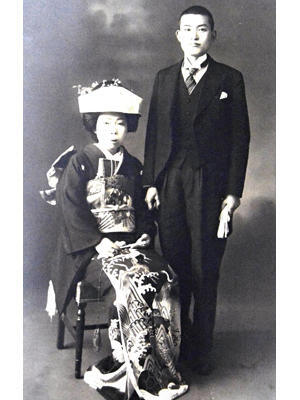 ３０歳の弘之さん（右）と２８歳のサタさんの結婚写真＝１９４５年１月