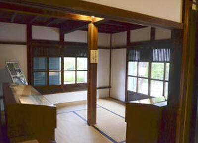 久米正雄とその家族が暮らした開成館の一室。開成館１階北東の角にあり、久米は学生時代、窓から出入りしていたといわれる 