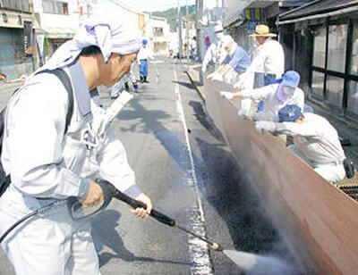 通学路の除染に取り組む住民ら＝２０１１年９月、川俣町