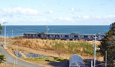 太平洋沿いを走る列車。沿線の風景は汽車の歌詞とほぼ一致する＝広野町夕筋付近