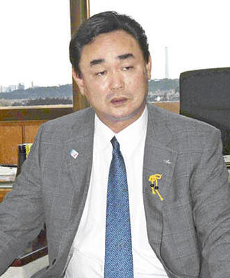 移住と定住の促進に向けた施策を充実させる」と語る松本町長