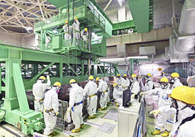 福島第１原発の共用プールで行われた核燃料の搬入作業＝２０２１年２月１７日