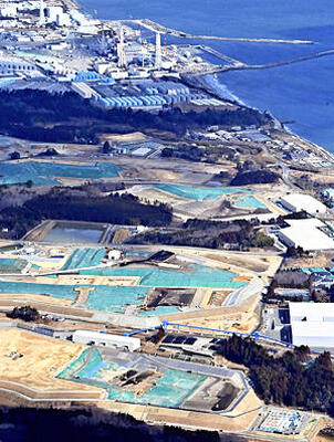 大熊町から望む双葉町にまたがる中間貯蔵施設には、東京電力福島第１原発事故の除染で生じた除去土壌などが運び込まれている。上は福島第１原発